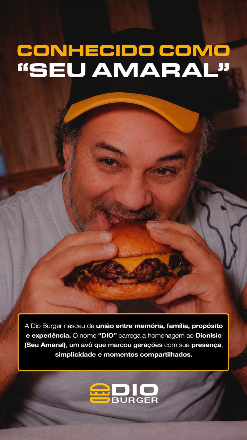 Seu Amaral, de boné preto e amarelo, mordendo um hambúrguer. Texto na imagem: Conhecido como “Seu Amaral”. A Dio Burger nasceu da união entre memória, família, propósito e experiência. O nome “DIO” carrega a homenagem ao Dionísio (Seu Amaral), um avô que marcou gerações com sua presença, simplicidade e momentos compartilhados.